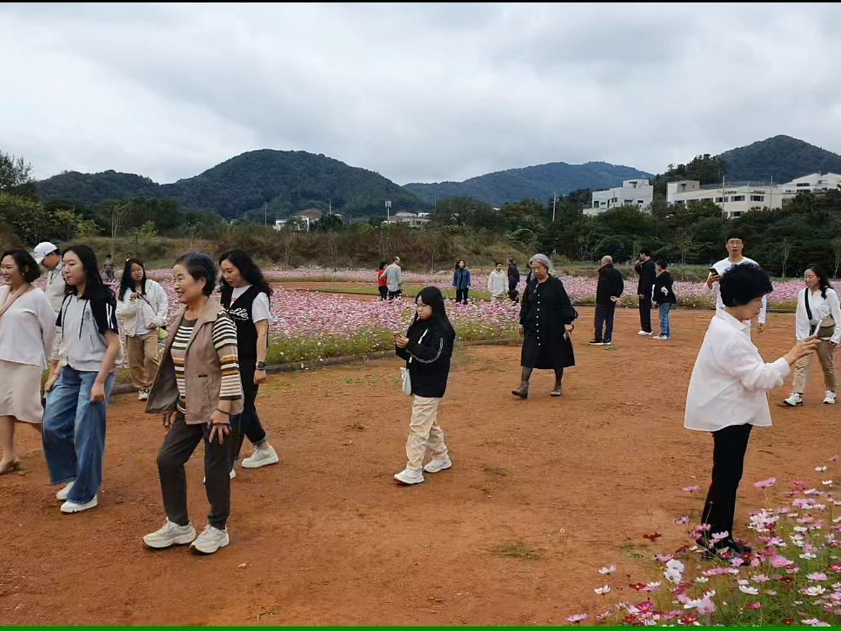 황토길을 걷는 방문객들